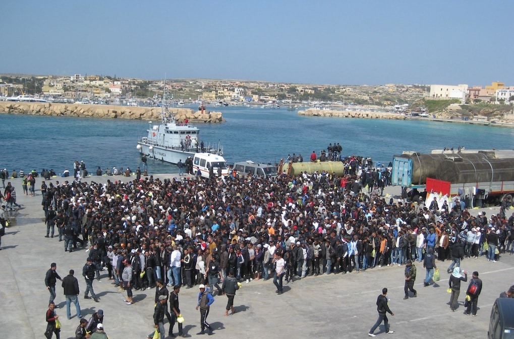 Lampedusa: una notte di tregua nel caos migratorio, ma la crisi continua