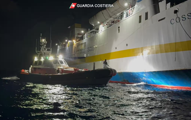 Migranti: proseguono gli sbarchi a Lampedusa. Incendio a bordo del traghetto Cossyra