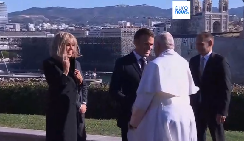 Papa Francesco incontra Macron, ‘I migranti non invadono’