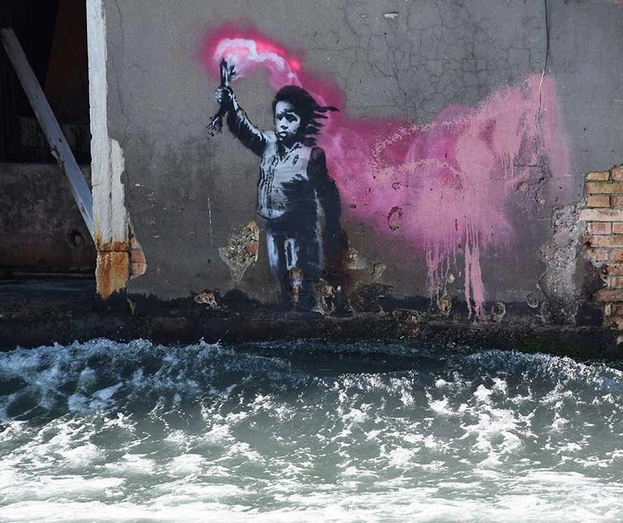 Banksy, il murales di Venezia sarà restaurato e messo in sicurezza. Sgarbi: ‘Sarà una importante banca a finanziare i lavori’
