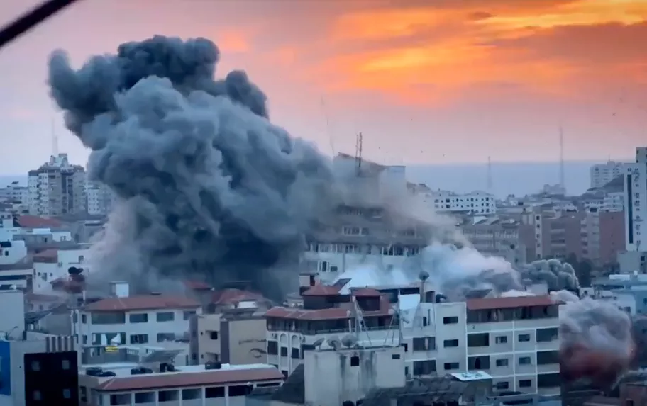 Gaza: continuano i raid aerei israeliani, bombe anche sul Libano