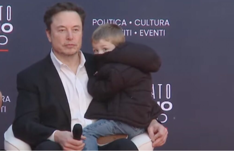 Elon Musk sul palco di Atreju, ‘Fate bambini’