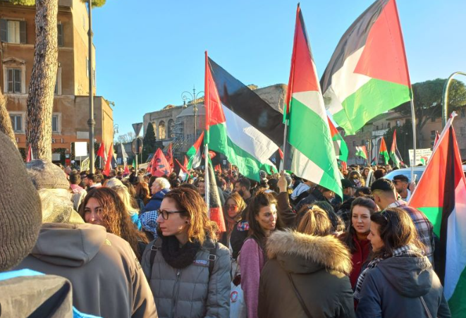Tensioni e solidarietà durante cortei pro-Palestina in Italia