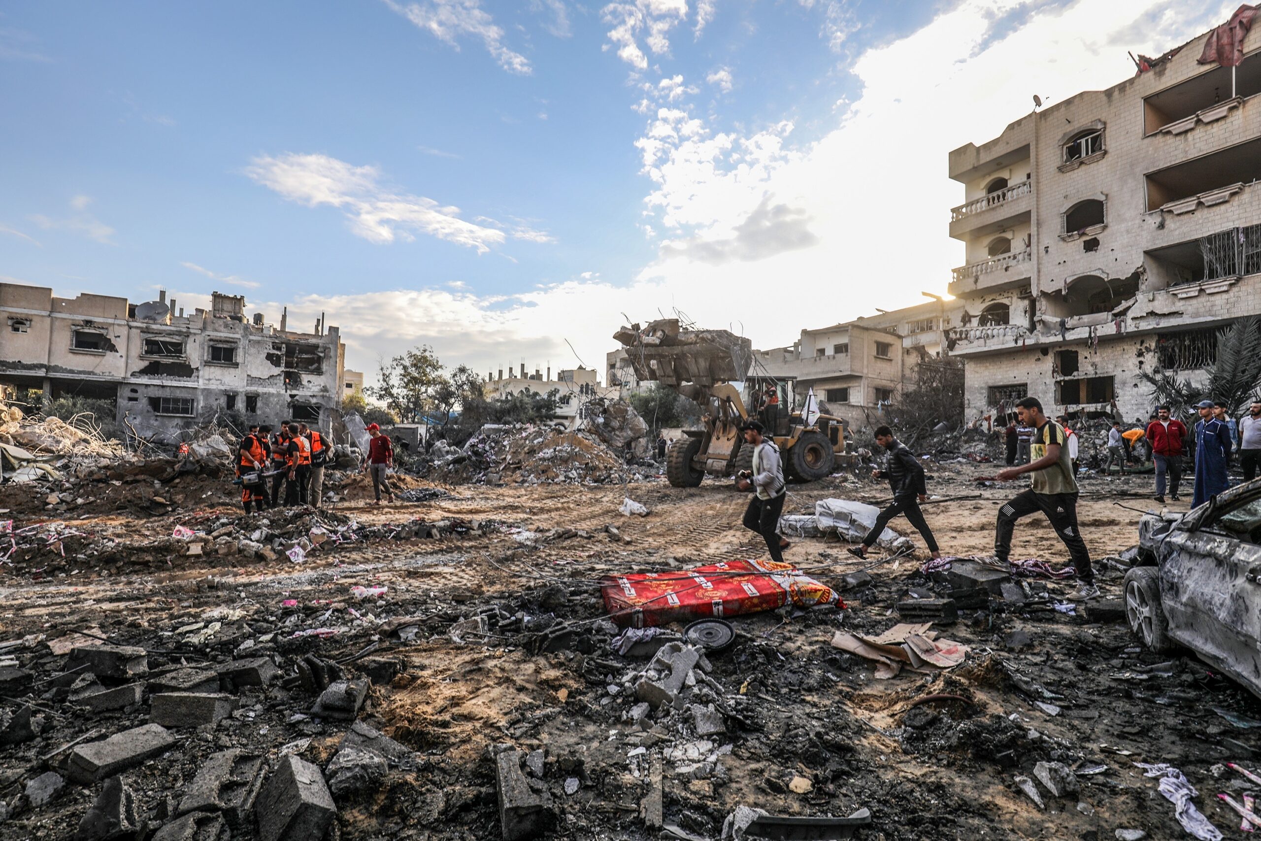 Tragedia nei campi profughi di Nuseirat: raid aereo israeliano provoca morti e feriti