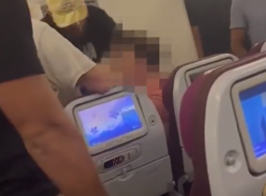 Volo da Bangkok a Londra, passeggero molesto e violento aggredisce a pugni assistente di volo: legato dai viaggiatori