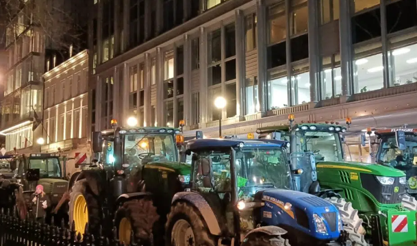 Protesta degli agricoltori a Bruxelles: centinaia di trattori in marcia