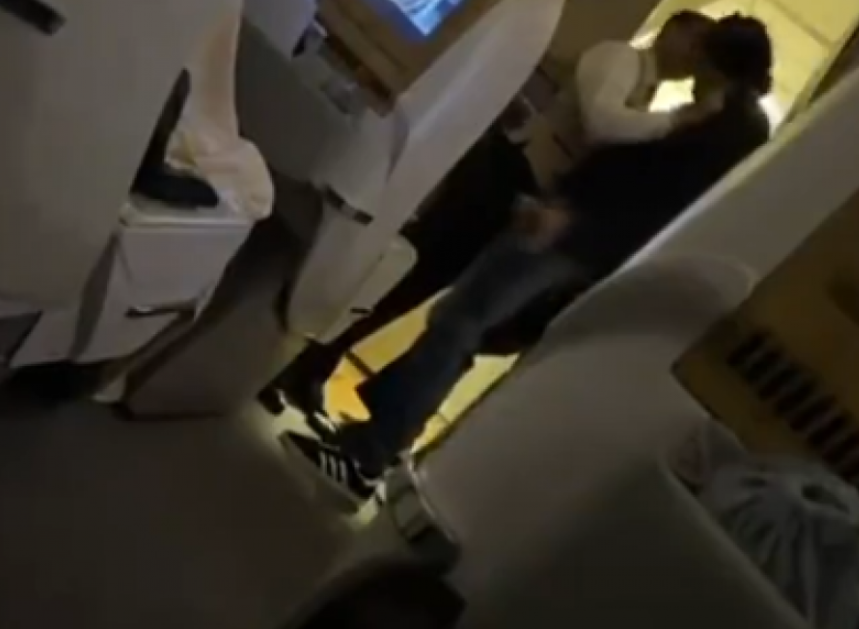 Passeggero ubriaco e aggressivo durante il volo dà una testata all’assistente di volo della Emirates Airlines