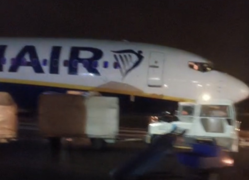 Volo Ryanair Roma Ciampino – Bruxelles: atterraggio di emergenza con la ruota del carrello anteriore malfunzionante