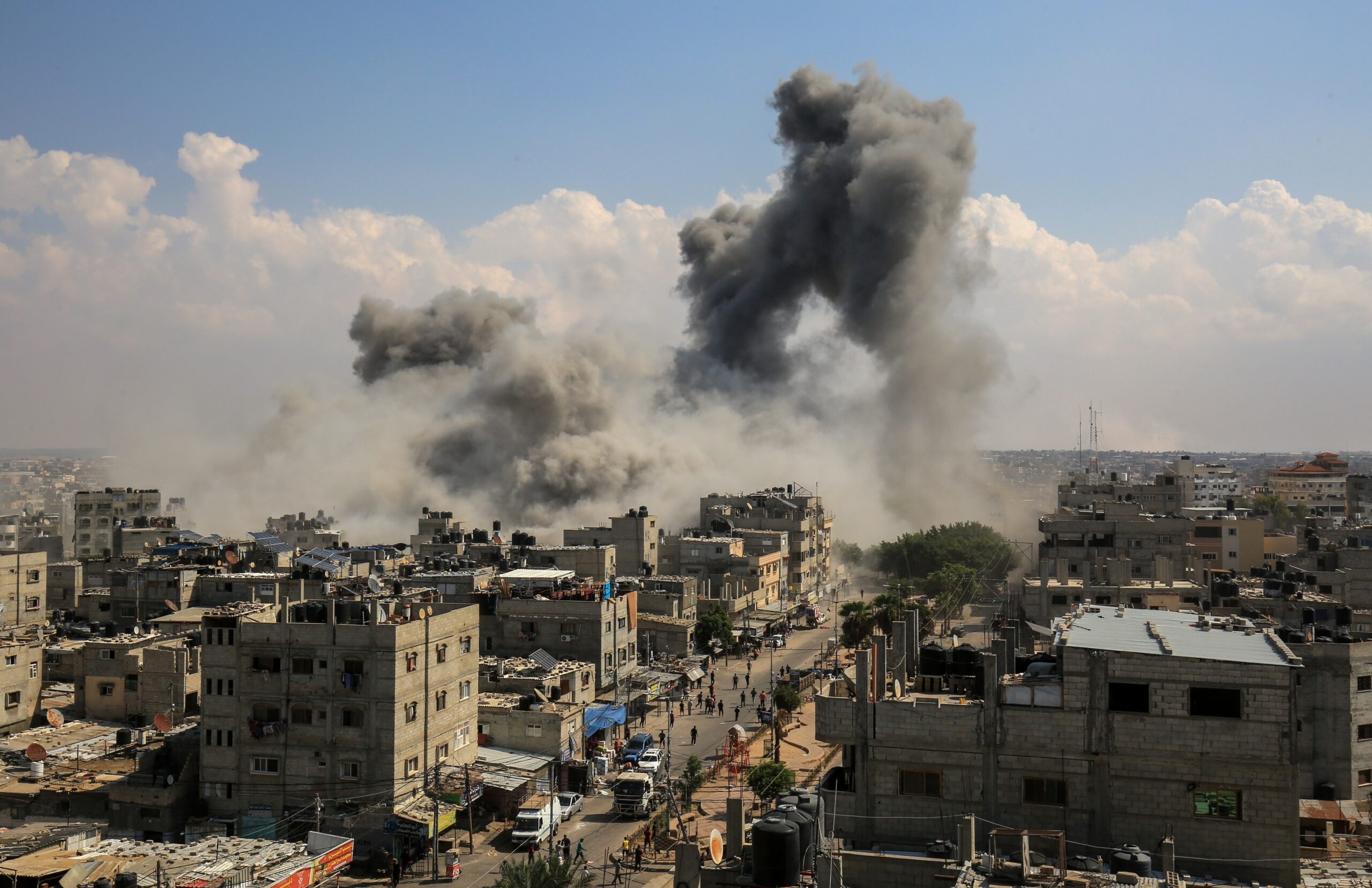 Attacchi con razzi dall’Hezbollah: Israele risponde con preparativi offensivi a Rafah