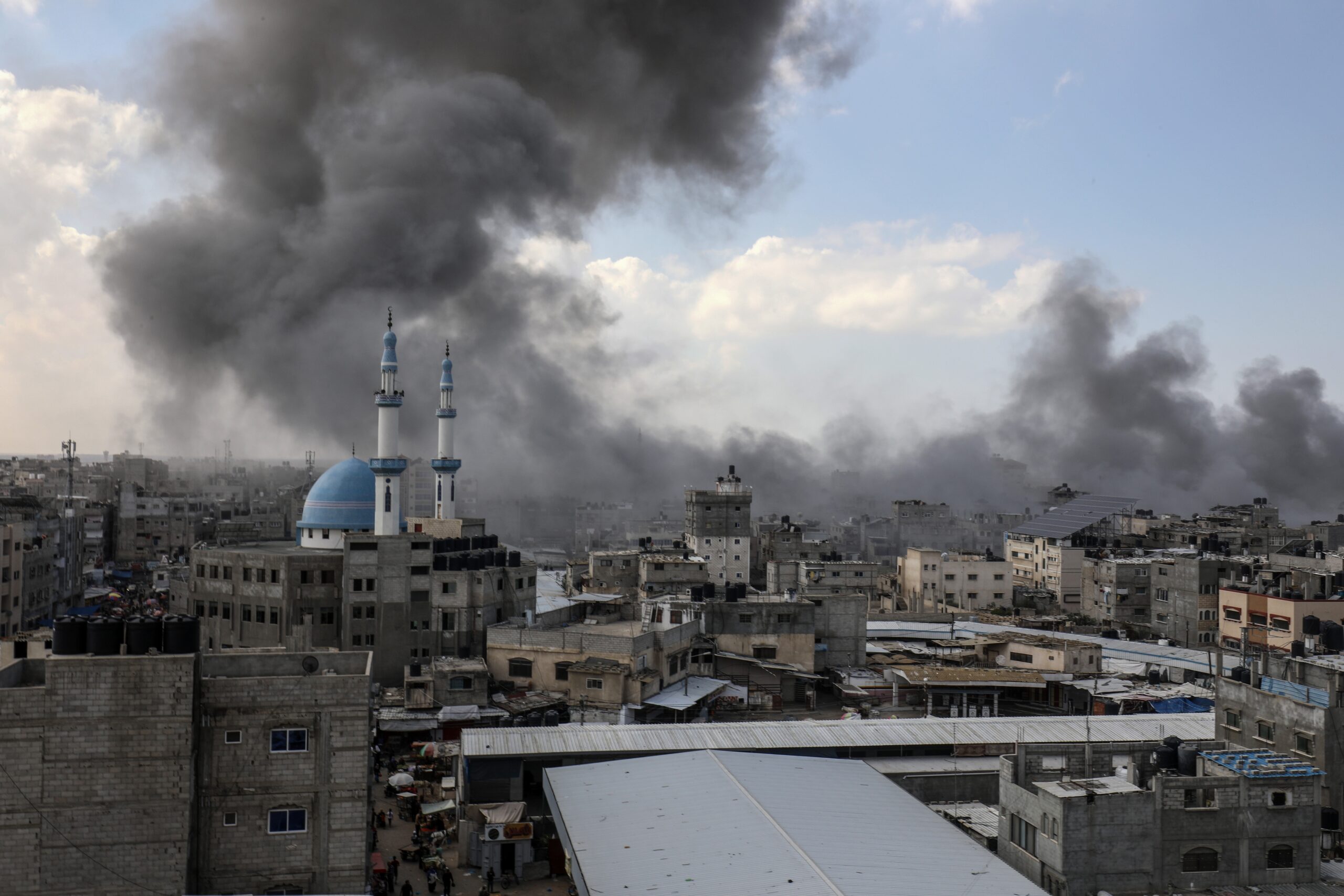 Medio Oriente, Israele sferra un attacco nella Striscia di Gaza: diversi feriti