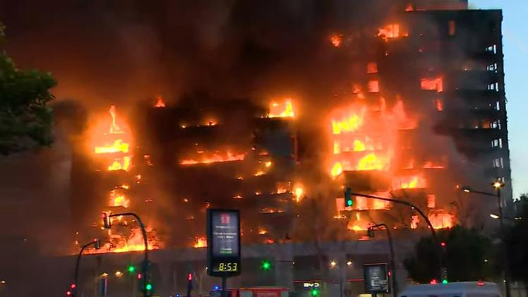 Incendio a Valencia: quattro vittime accertate e 14 dispersi in un inferno di fiamme