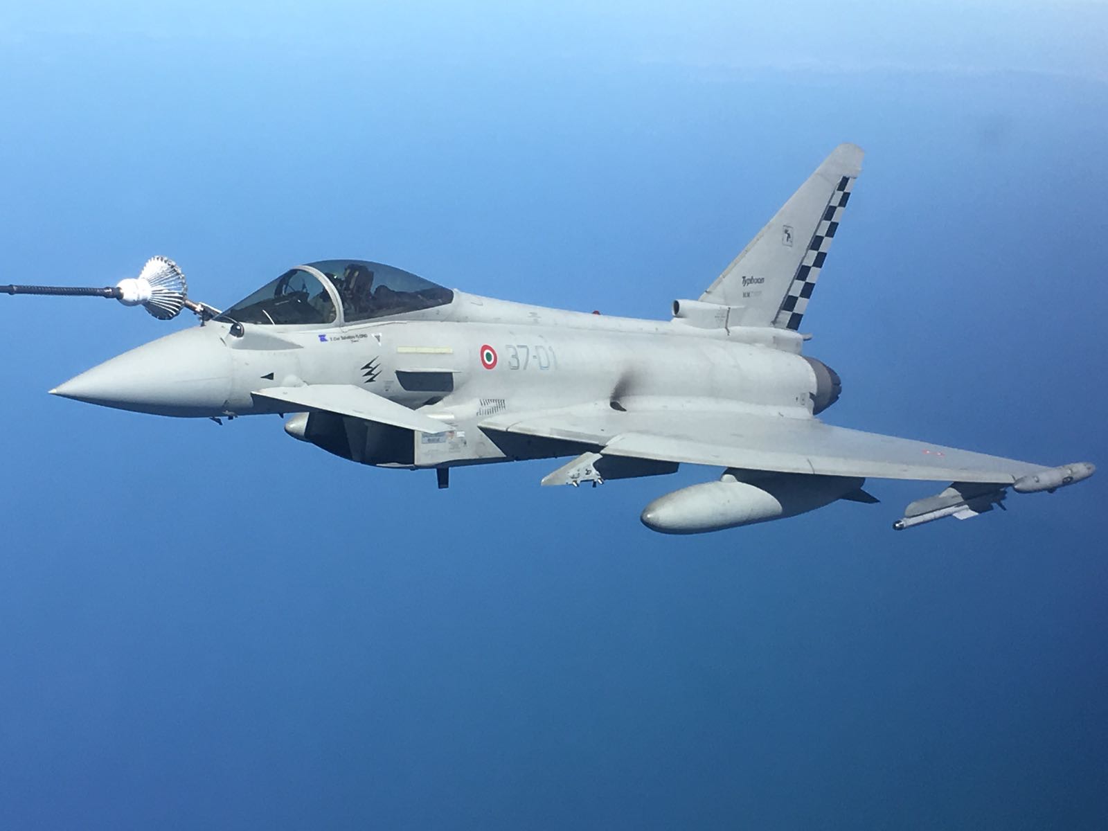 Eurofighter italiani intercettano aerei russi nel Mar Baltico, mentre l’Ucraina soffre nuovi attacchi e il Cremlino accusa Kiev