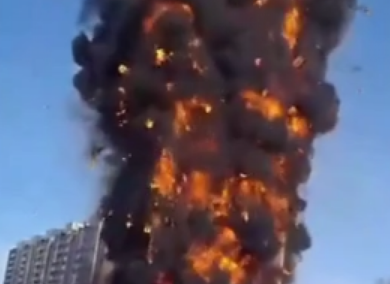 Inferno in Russia: grattacielo in costruzione brucia completamente