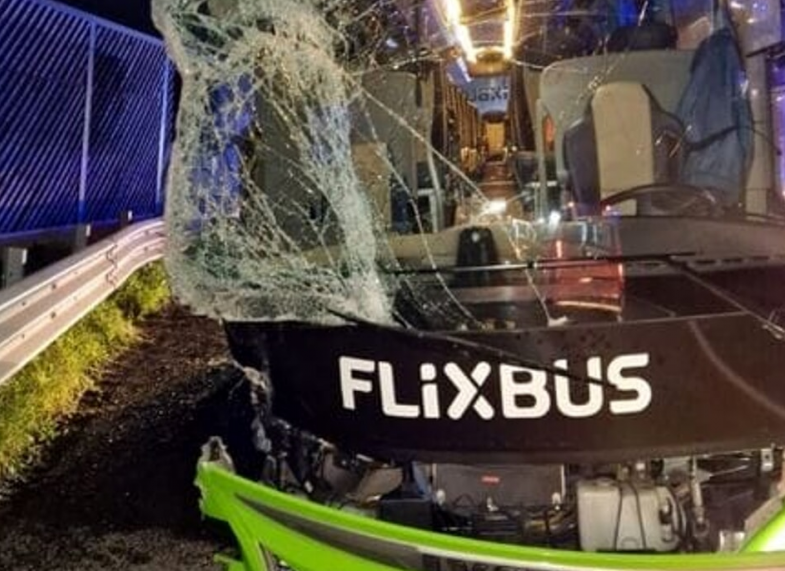 Pullman si schianta, almeno cinque morti nell’incidente Flixbus in Germania