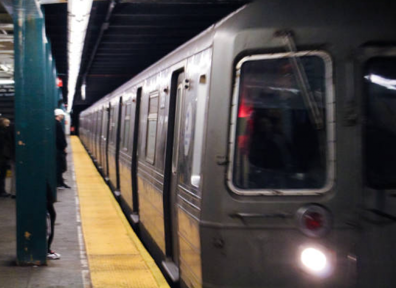 Donna investita da un treno dopo essere stata spinta dal fidanzato sui binari della metropolitana di Manhattan