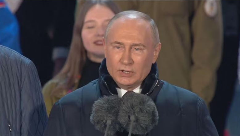 Putin, bagno di folla nella Piazza Rossa: ‘Crimea e Donbass sono nostri’
