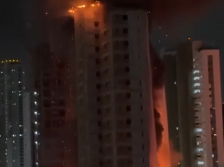 Un grande incendio ha colpito un edificio in costruzioni a Recife in Brasile: il video