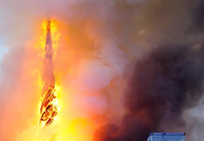 Incendio nel palazzo della Borsa a Copenaghen: crolla la guglia storica