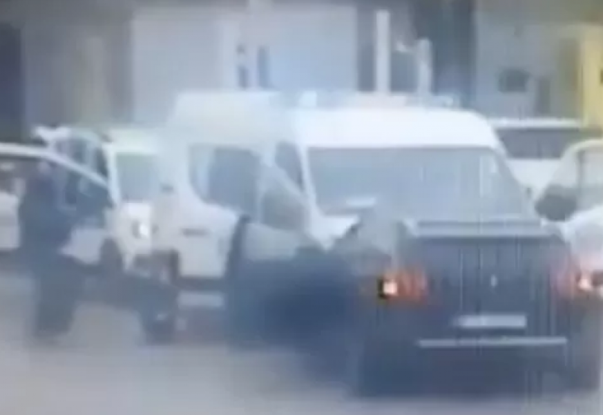 Francia, scioccante video dell’attacco mortale al furgone della Polizia Penitenziaria in Normandia ripreso dalla videosorveglianza