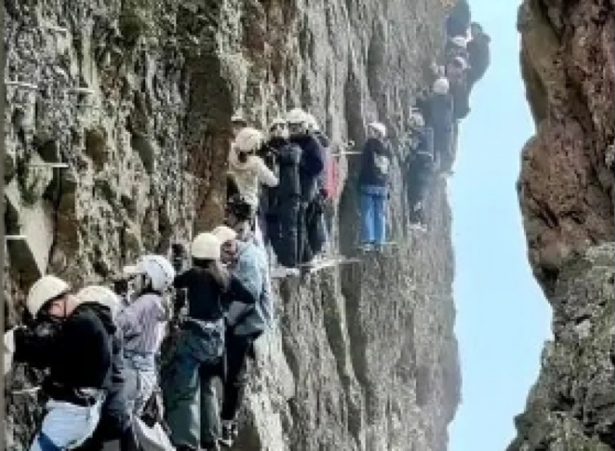 Cina, turisti terrorizzati vengono lasciati penzolare a 1127 metri a strapiombo sul monte Yandang