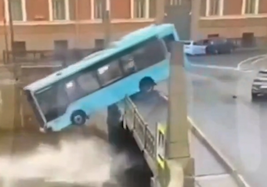 Tragedia a San Pietroburgo: autobus con passeggeri ‘precipitato’ in un fiume, 3 morti