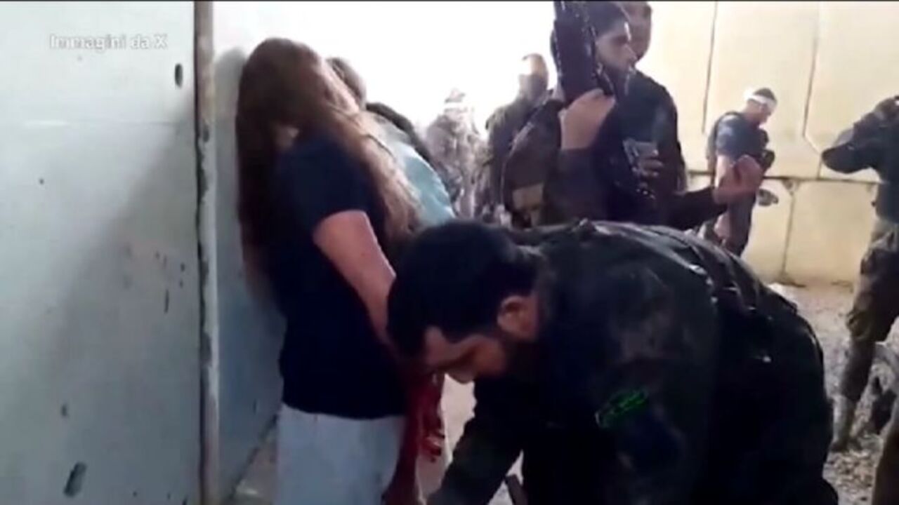 Famiglie degli ostaggi diffondono un video shock sul rapimento di 5 soldatesse