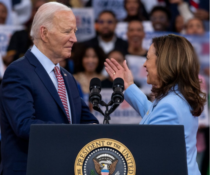 Biden saluta la corsa per la Casa Bianca: standing ovation alla convention democratica di Chicago