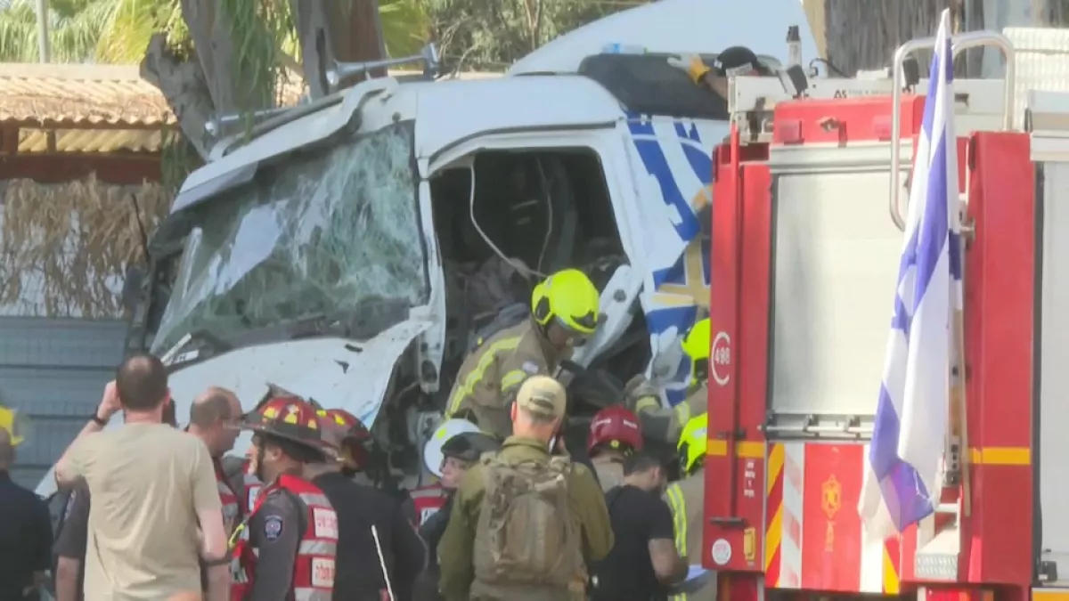 Attentato a nord di Tel Aviv: camion travolge passanti, oltre 40 feriti, di cui dieci gravi