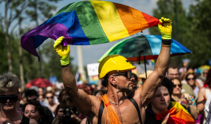 Budapest Pride 2025: oltre 180mila persone sfidano il divieto di Orban in una marcia di coraggio e libertà