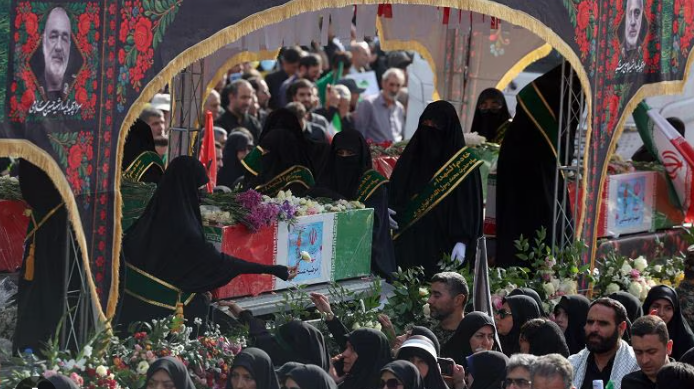 Teheran, funerali di Stato per 60 martiri: tra le vittime comandanti militari e scienziati nucleari. Esplosioni nei pressi della capitale