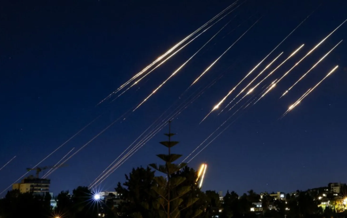 Notte di tensione tra Israele e Iran: raid israeliani su Teheran e missile iraniano su Beer Sheva, sette feriti