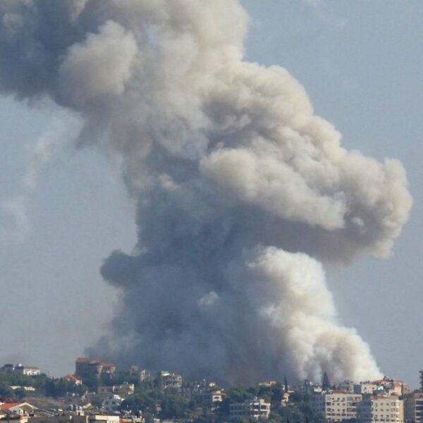 Tensione a Teheran: esplosioni e contraerea attiva a Eslamshahr. Intanto Trump: “Intesa su Gaza vicina”