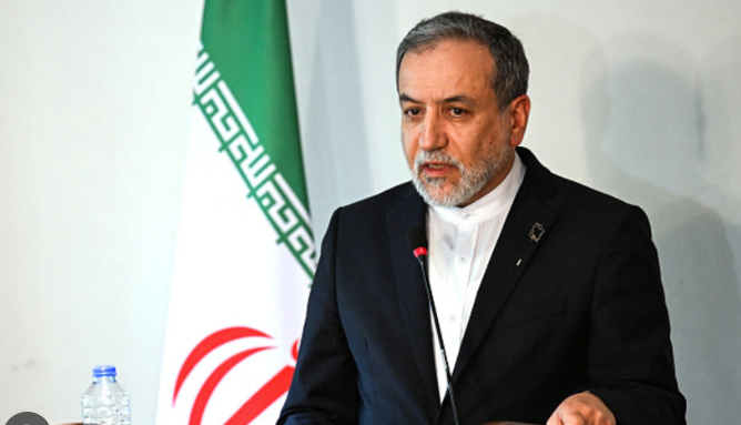 Iran: il ministro Araghchi conferma la volontà di proseguire l’arricchimento dell’uranio