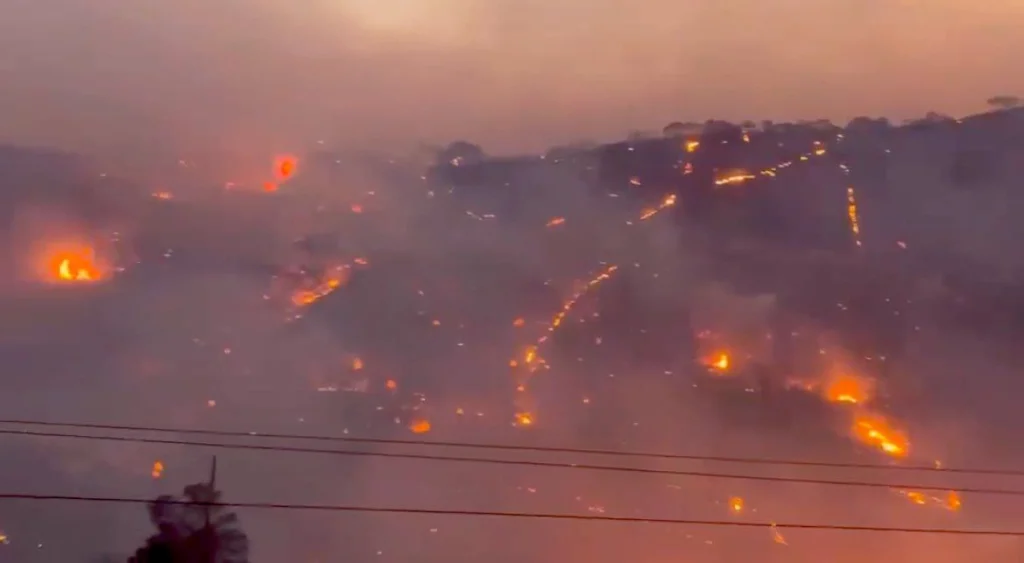 Creta in fiamme: evacuazioni di massa e allerta sanitaria per l’incendio fuori controllo sulla costa sudorientale