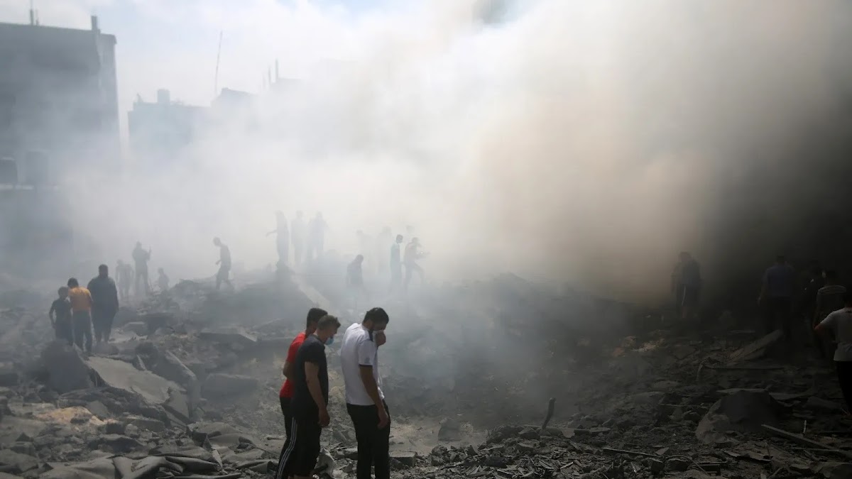 Gaza, strage di civili in attesa di aiuti: 84 morti in un solo giorno. Il Patriarca Pizzaballa visita la parrocchia colpita