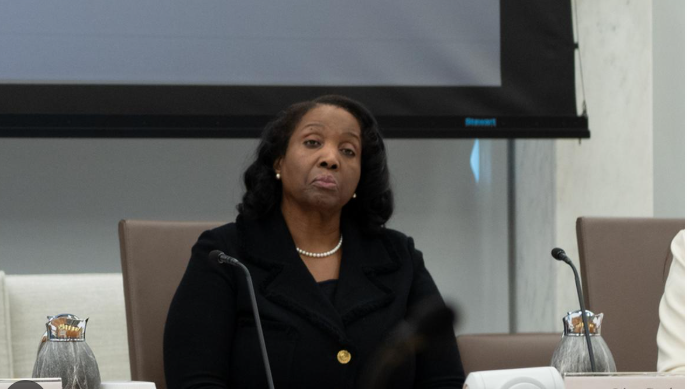 Trump annuncia il licenziamento della governatrice Fed Lisa Cook. Lei resiste: “Non ha l’autorità”