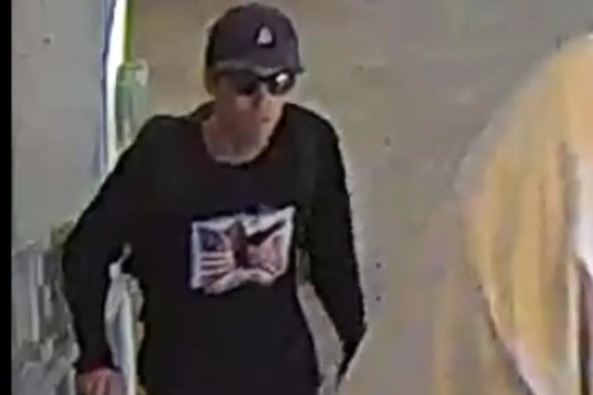 Nuovi dettagli sul presunto killer di Charlie Kirk: spunta video di sorveglianza