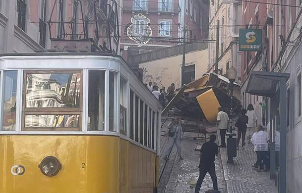 Tragedia a Lisbona: deraglia la storica funicolare da Glória, 15 morti