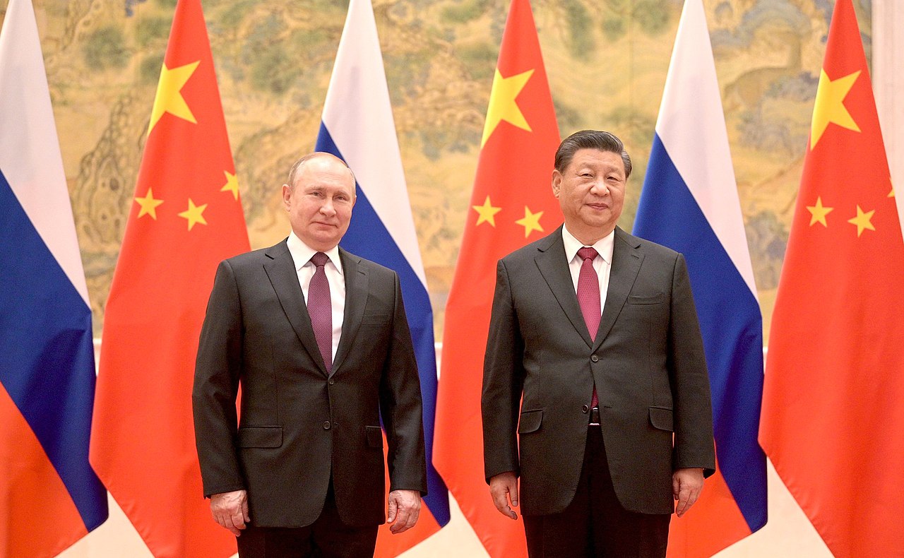Xi Jinping e Vladimir Putin a Pechino: rafforzati i legami bilaterali e esenzione dal visto per i russi