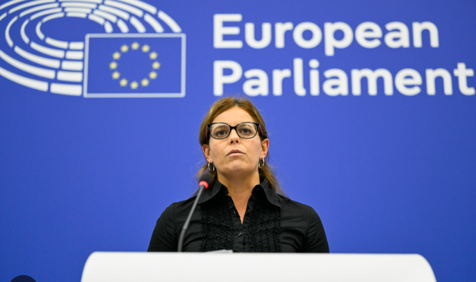 Il Parlamento europeo salva l’immunità di Ilaria Salis: “Una vittoria per la democrazia e l’antifascismo”