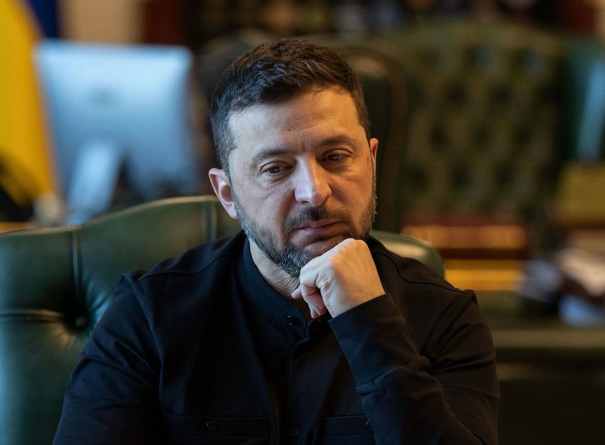 Zelensky a Parigi per rafforzare la difesa ucraina, tre morti in attacco russo a Kharkiv