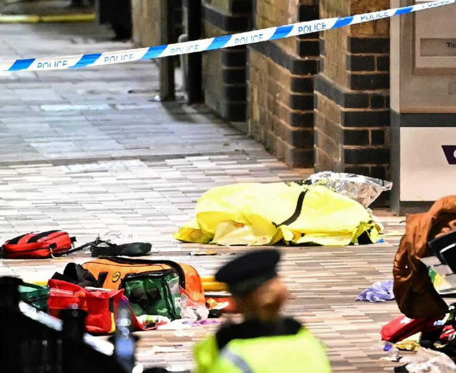 Accoltellamenti su un treno nel Cambridgeshire: dieci feriti, due arresti
