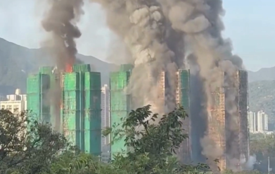 Hong Kong, incendio in un complesso di grattacieli a Tai Po: almeno due feriti gravi