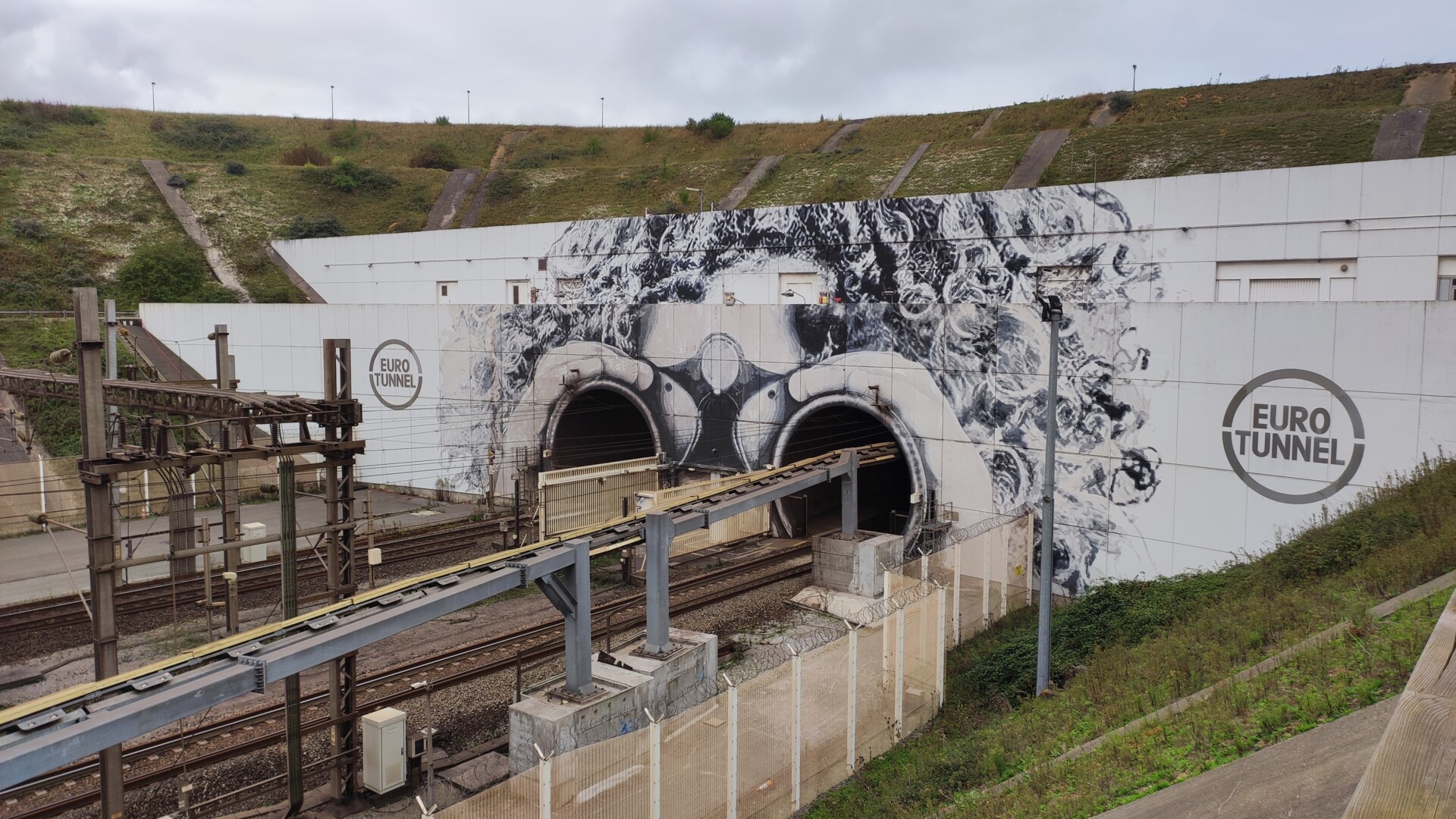 Tunnel sotto la Manica, traffico ripreso dopo l’interruzione di corrente: possibili ritardi Eurostar