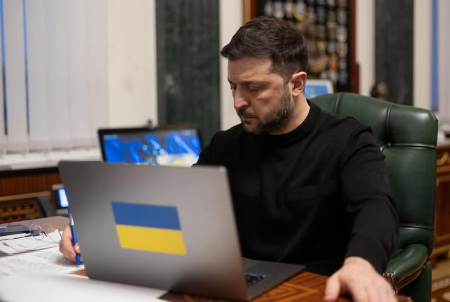 Zelensky a Bruxelles: priorità fondi e droni, tensione sul Donbass