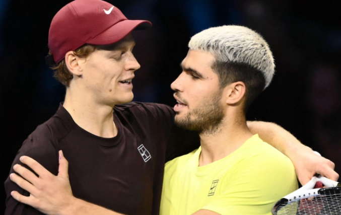 Tennis, Alcaraz batte Sinner a Seul nell’esibizione di apertura 2026