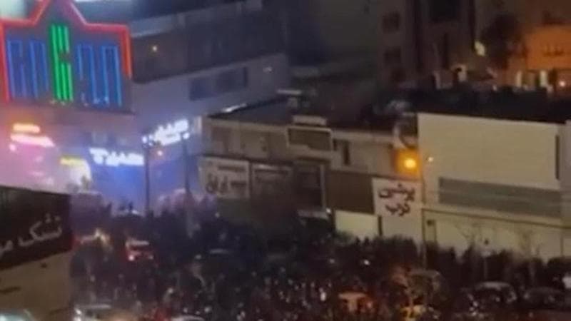 Iran: Trump rilancia la minaccia di cambio di leadership. Sunday Times: “16.500 vittime nel paese”