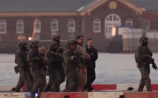 Venezuela, Maduro e la moglie incriminati a New York per traffico di droga: “Sono innocente, sono stato rapito”