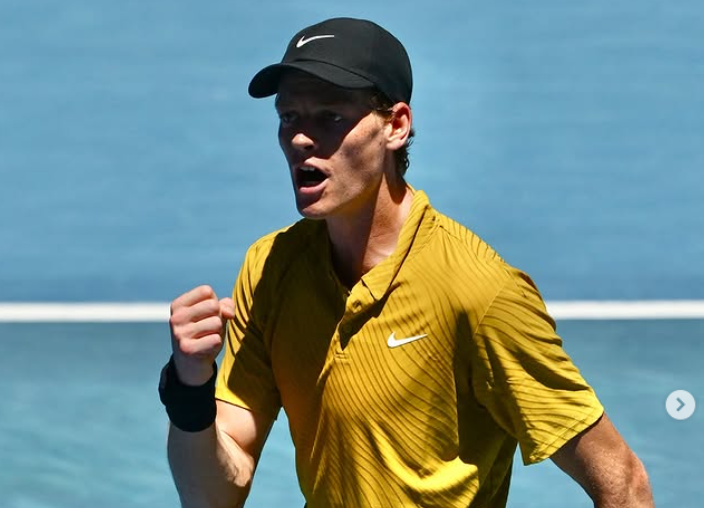 Australian Open, Sinner soffre ma vola agli ottavi: derby italiano con Darderi