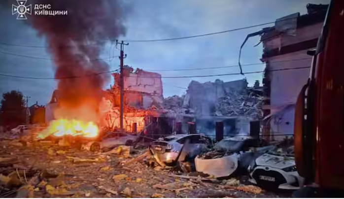 Nuovo attacco russo su Kiev: missili e droni colpiscono edifici residenziali